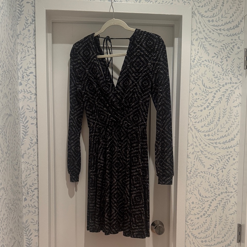 BCBGenerstion Long Sleeve Black Patterned V-Neck Women's